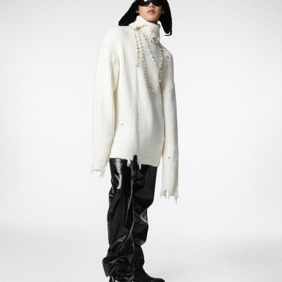 Ripped White knitted turtleneck sweater - Picture 5 of 15